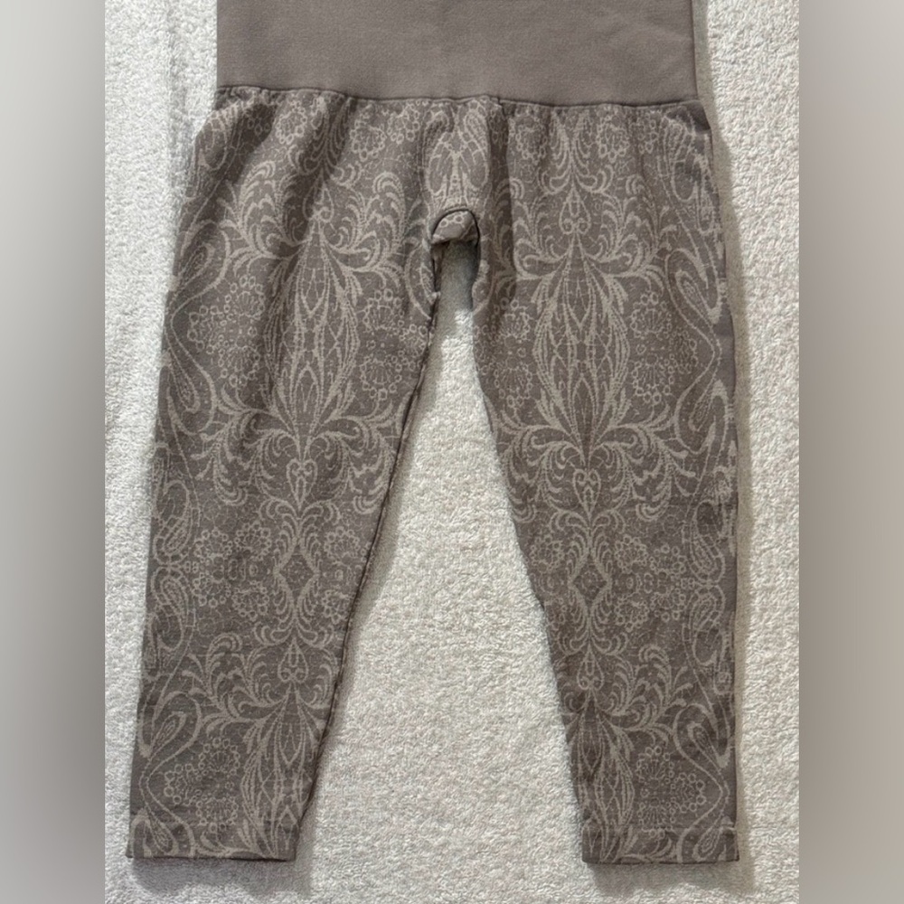 Soma Slimming Elegant High Waisted 24/7 Moon Crop Leggings Scroll Damask Cozy